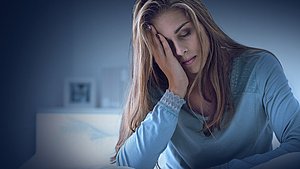 Frau mit Innerer Unruhe Frau die nicht schlafen kann, weil sie innere Unruhe und Stress hat.