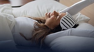 Schlafrhythmus Frau mit gestörtem Schlafrhythmus hat wieder mal ausgeschlafen und streckt sich.