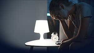 Schlafstörungen Hier sieht man eine Frau mit Schlafstörungen